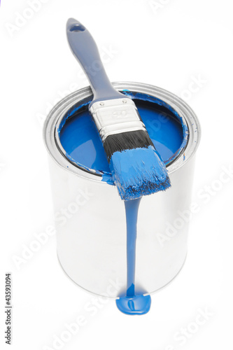Blauer Farbeimer mit Pinsel