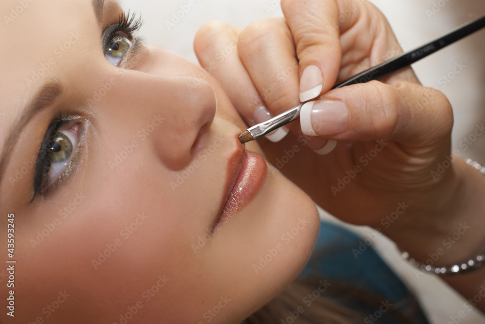 Atelier maquillage - portrait d'une ado se faisant maquiller Stock
