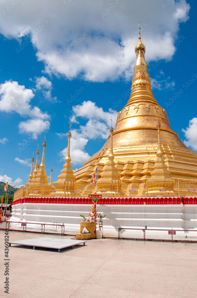 Fototapeta premium Shwedagon Pagoda, Tachileik, Myanmar