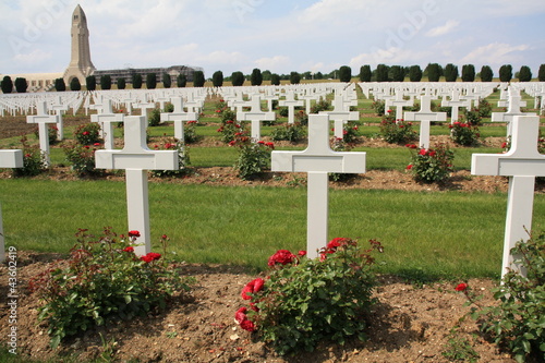 Ossuaire de douaumont Verdun Meuse Cimetière photo