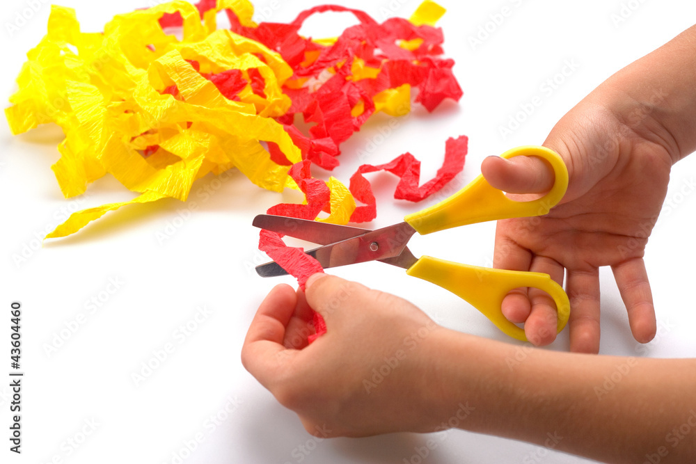 Child hand using scissors to cut - obrazy, fototapety, plakaty 