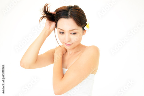 髪の毛をセットする女性