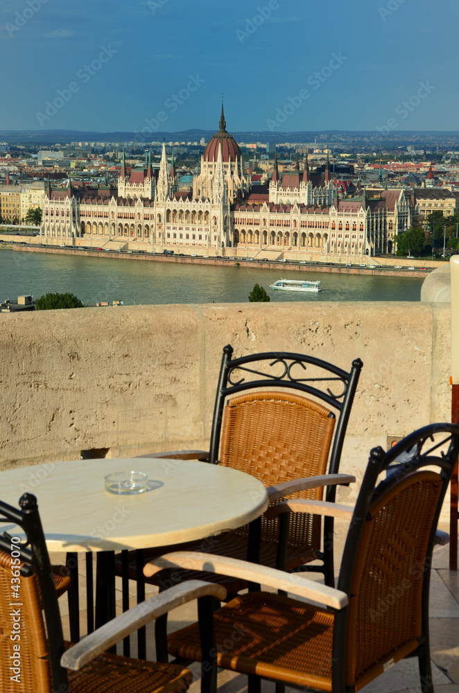 Widok na Parlament Budapeszt