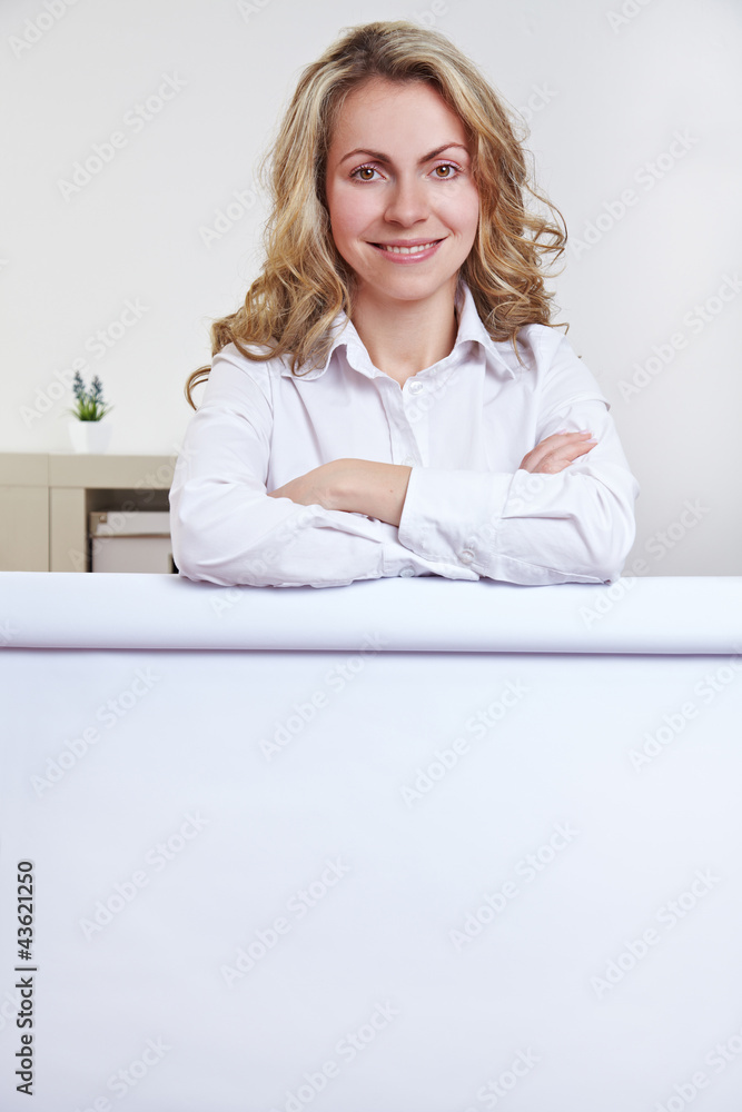 Naklejka premium Frau im Büro hinter Flipchart