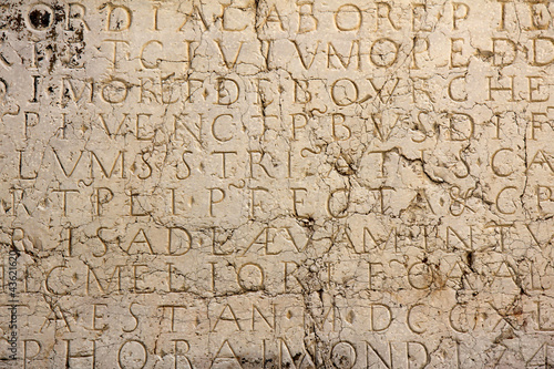 Mur en pierre avec lettres gravées
