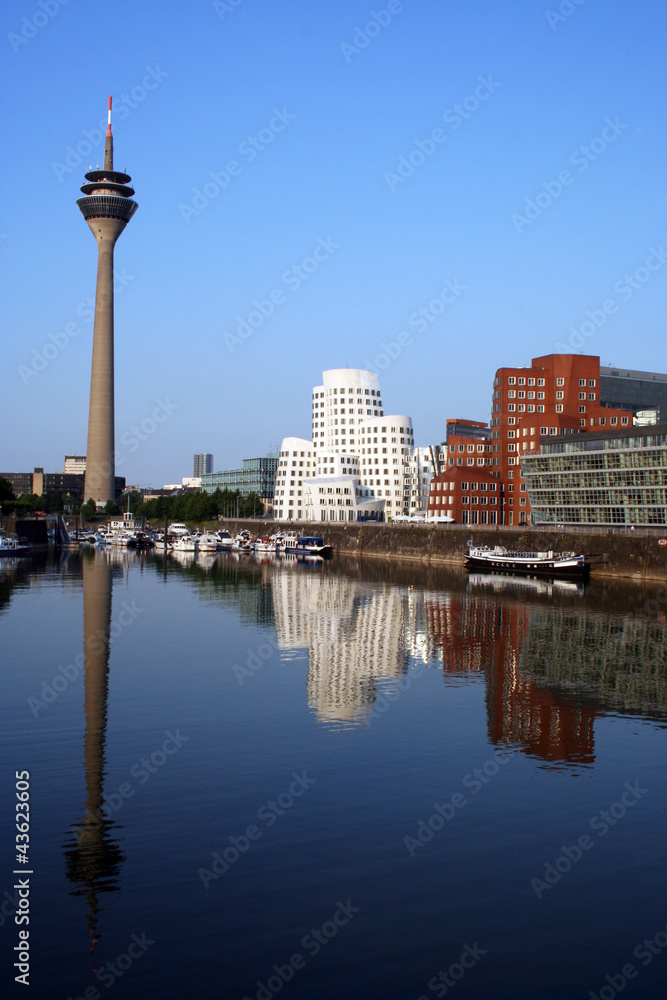 Skyline Düsseldorf Medienhafen und Rheinturm