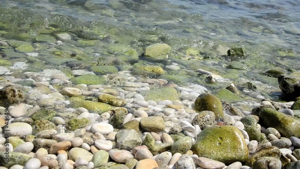 spiaggia con ciotoli