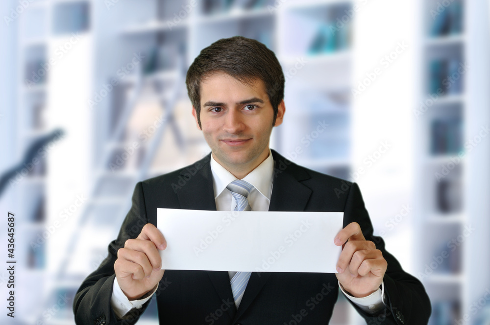 Mann mit Schild vor Bürohintergrund Mann mit Schild vor Bürohintergrund