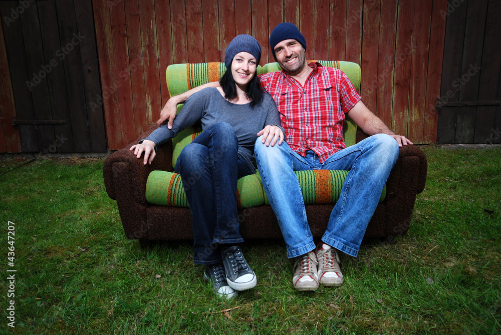 Glückliches Paar auf einer Couch Glückliches Paar auf einer Couch