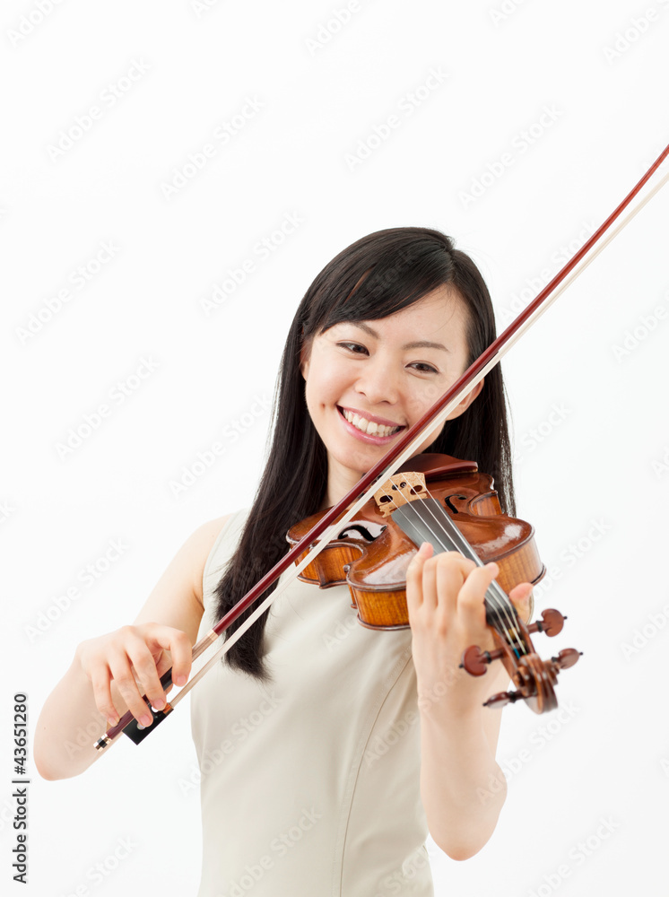 バイオリンを弾く女の子