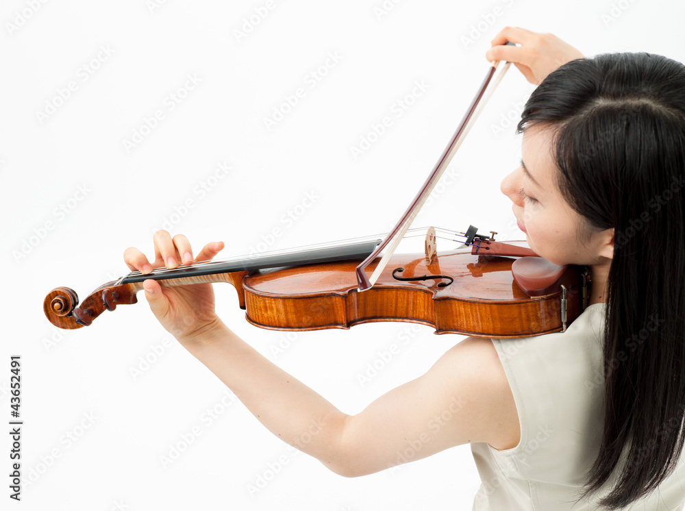 バイオリンを弾く女の子