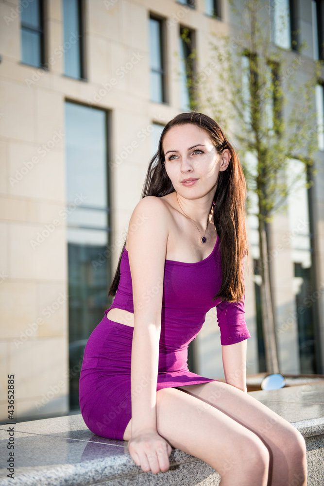 Fototapeta premium Woman in city - portrait