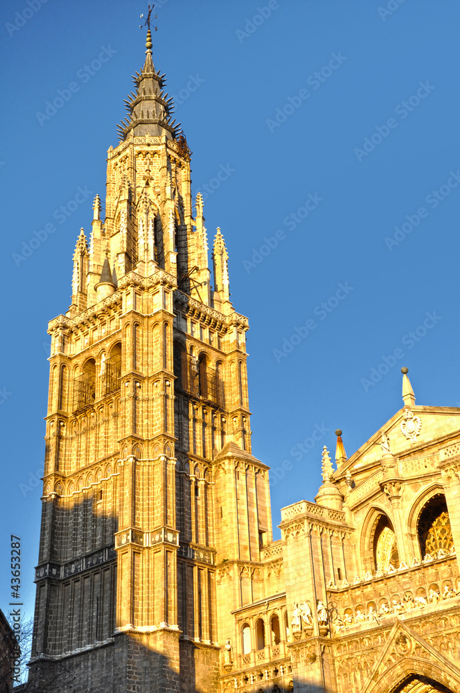 Torre de la catedral de Toledo vista por la tarde, arte gótico