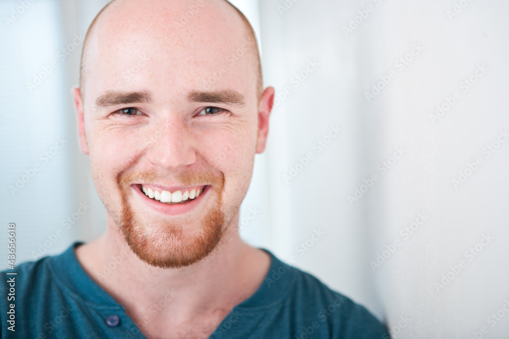 Obraz premium Closeup portrait of happy young man smiling isolated on white ba