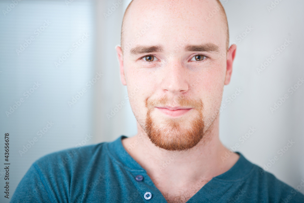 Obraz premium Closeup portrait of happy young man smiling isolated on white ba