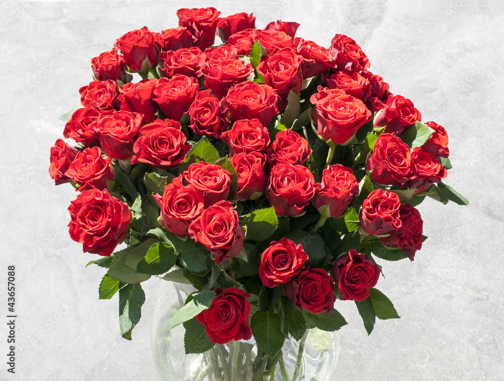 Fototapeta premium vase with red roses
