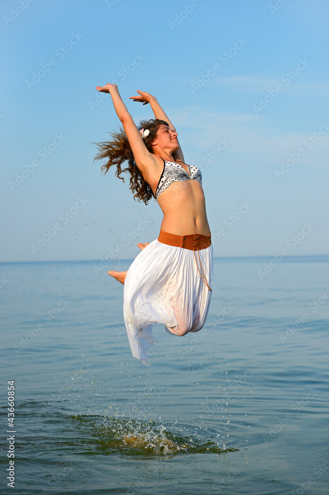 Naklejka premium Girl on a seashore