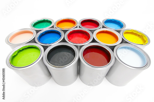 Verschieden bunte Farbeimer