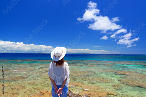 Photos 久高島の岬で寛ぐ女性