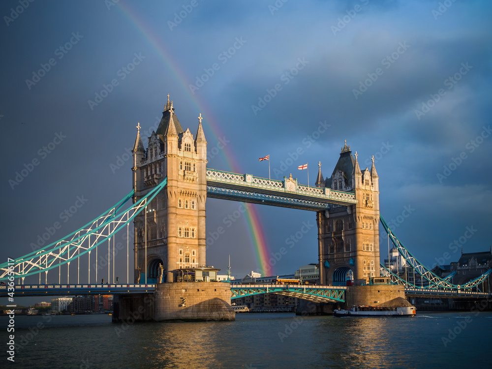 Obraz premium Tower Bridge at sunset with rainbow after storm