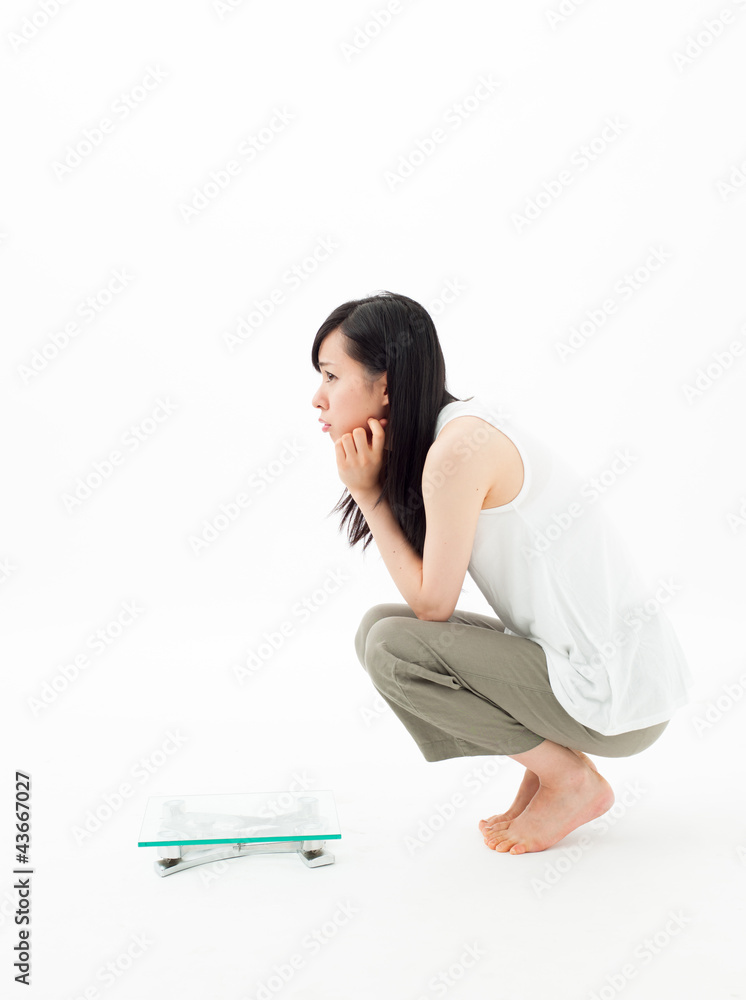 体重計の乗る女の子 体重計の乗る女の子