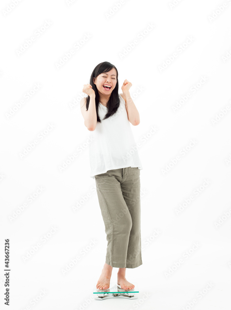 体重計に乗る女の子 体重計に乗る女の子