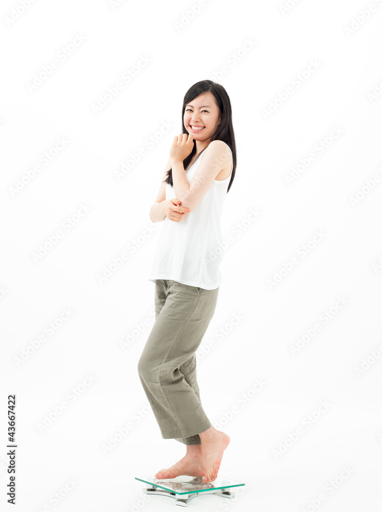 体重計に乗る女の子 体重計に乗る女の子