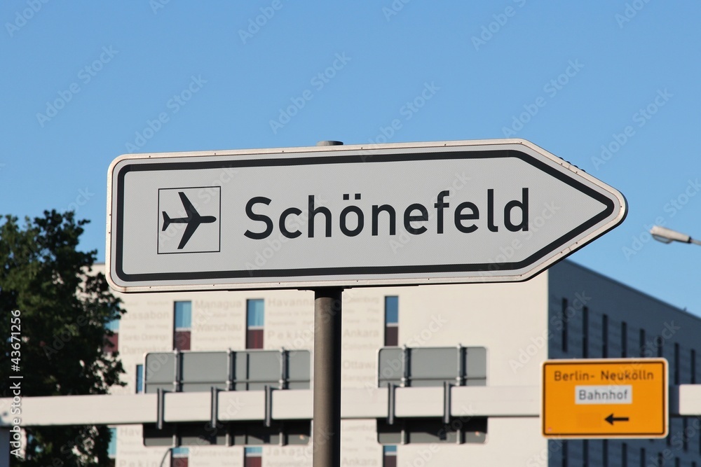 Wegweiser zum Flughafen Berlin-Schönefeld