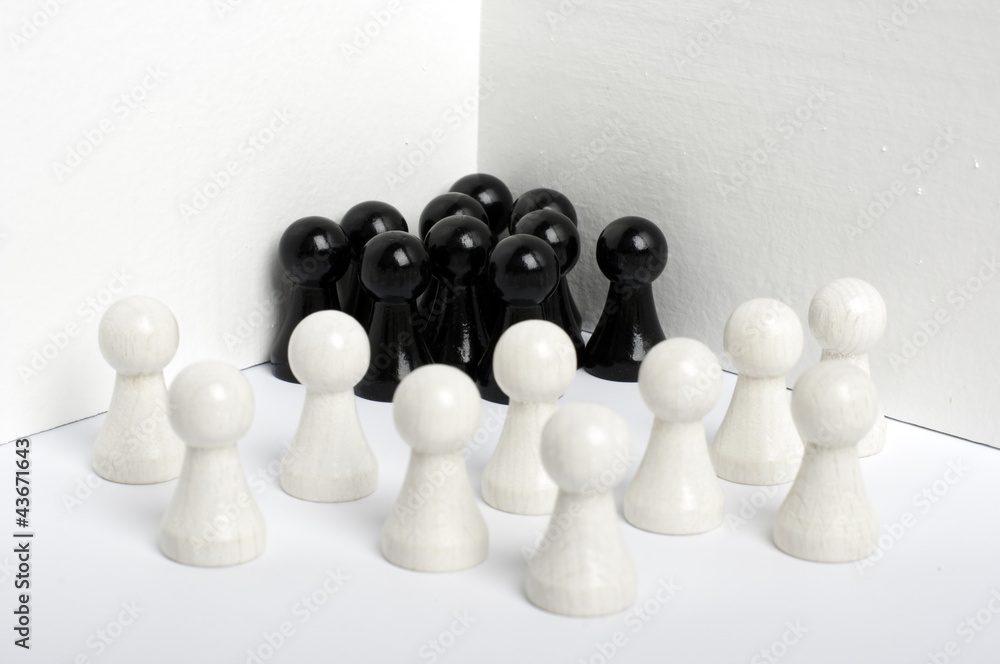 Gruppe schjwarzer Figuren in der Ecke Gruppe schjwarzer Figuren in der Ecke