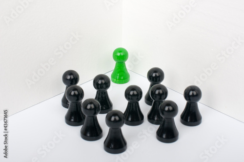 In die Ecke getrieben von schwarzen Figuren