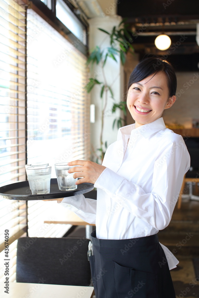 カフェ・レストランで働く女の子 カフェ・レストランで働く女の子