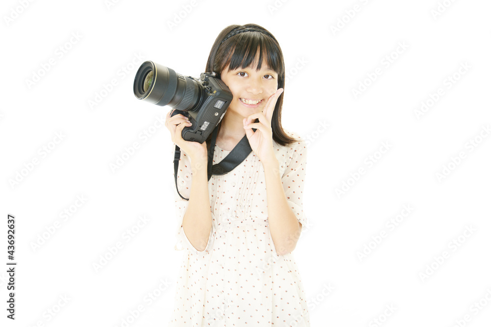カメラを持ちVサインをする女の子 カメラを持ちVサインをする女の子