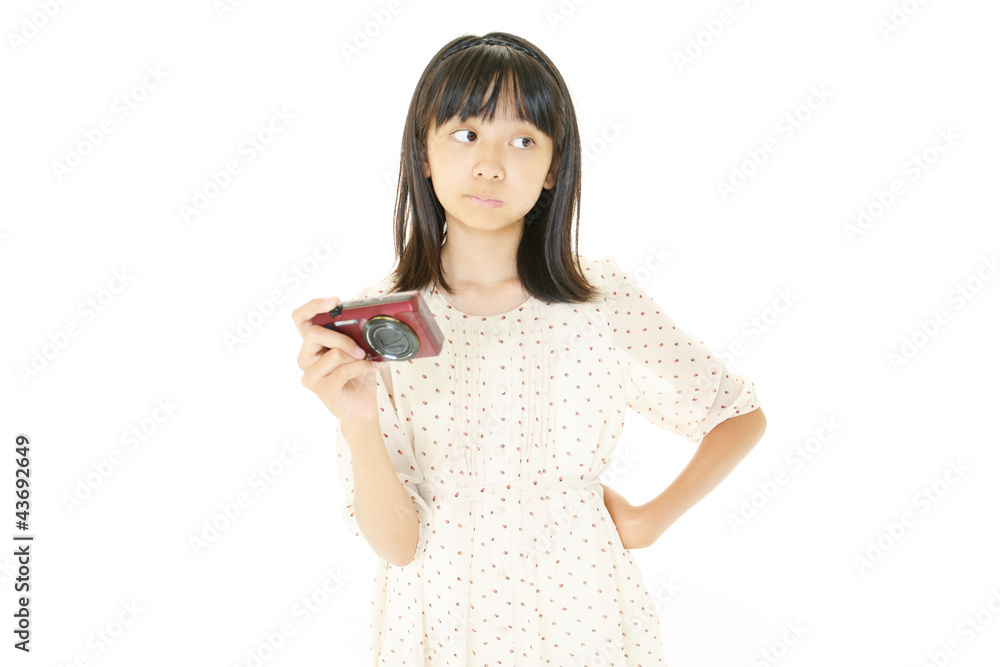 デジカメを持ち困っている様子の女の子 デジカメを持ち困っている様子の女の子