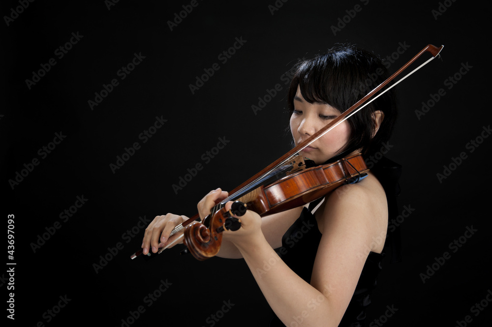 female asian violonist