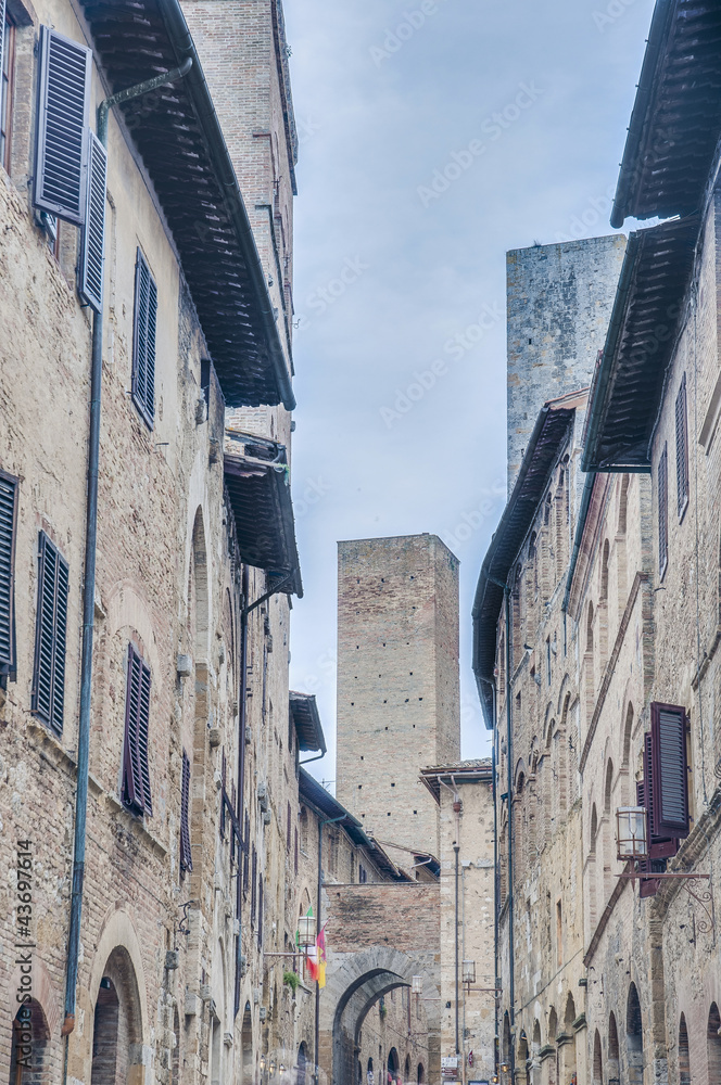Obraz premium Via San Matteo street located at San Gimignano in Tuscany, Italy