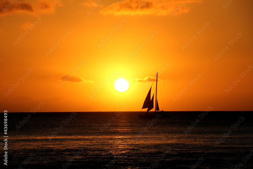 Segelboot bei Sonnenuntergang (Waikiki Beach, Hawaii)