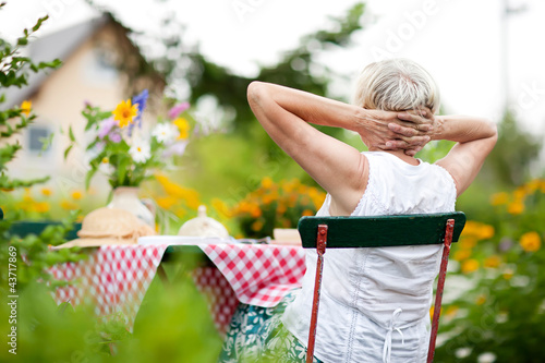 Seniorin im sommerlichen Garten