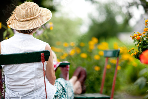 Seniorin im sommerlichen Garten