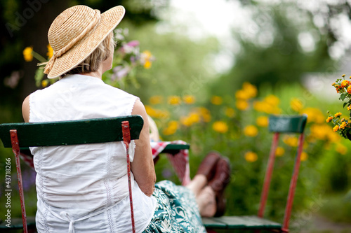 Seniorin im sommerlichen Garten