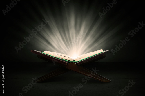 Canvas Print Holy quran with rays