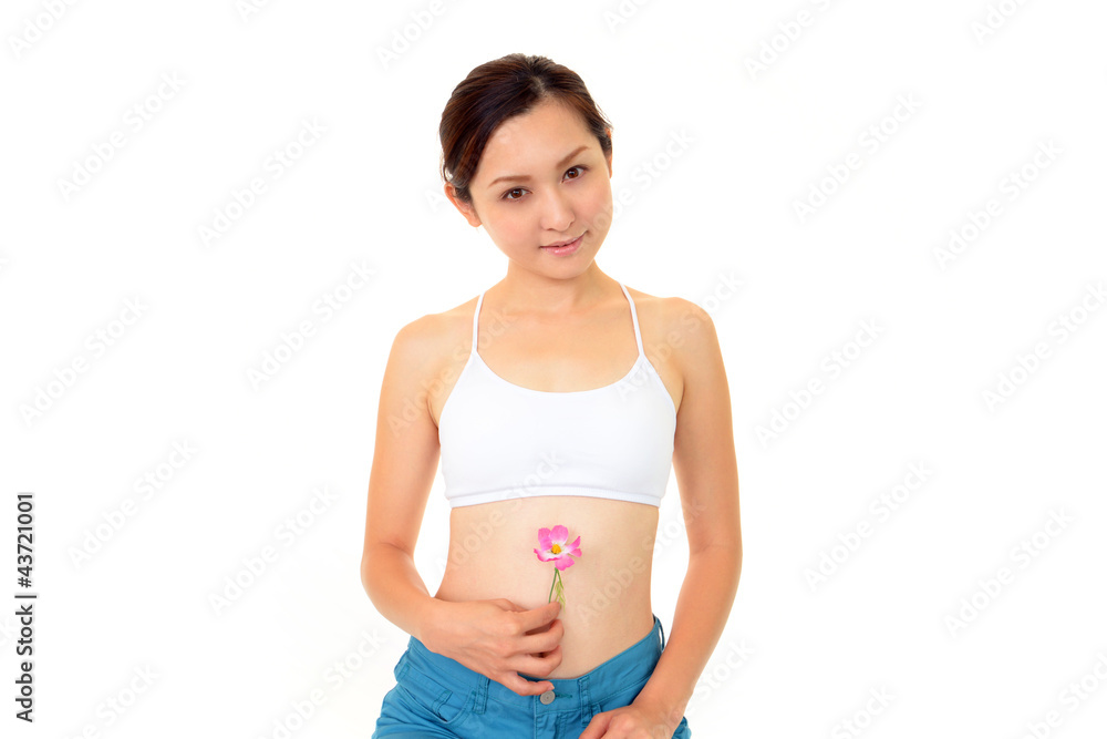 一輪の花を持った笑顔の女性 一輪の花を持った笑顔の女性