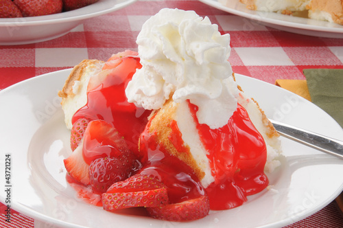 Valokuva Closeup of strawberry shortcake on a picnic table