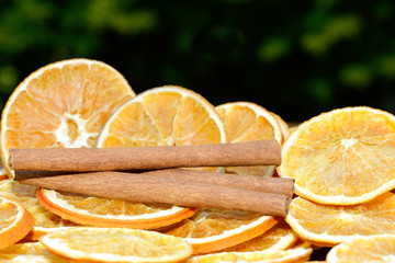Keuken achterwand Plakjes fruit Sinaasappels met kaneelstokjes  © Caro