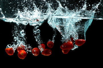 Deken met foto Opspattend water Strawberry Fruit Splash on water  © Nmedia