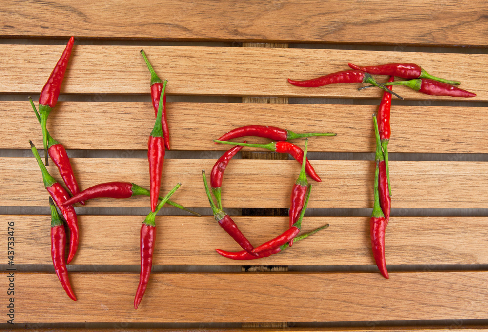 Chilischoten auf Holztisch Chilischoten auf Holztisch