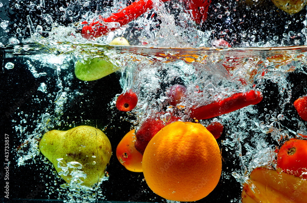 Fototapeta premium Różne owoce Splash na wodzie