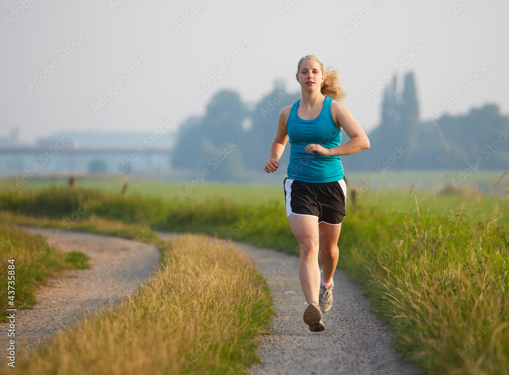 Junge Frau joggt Junge Frau joggt
