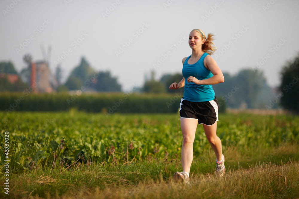 Junge Frau joggt Junge Frau joggt