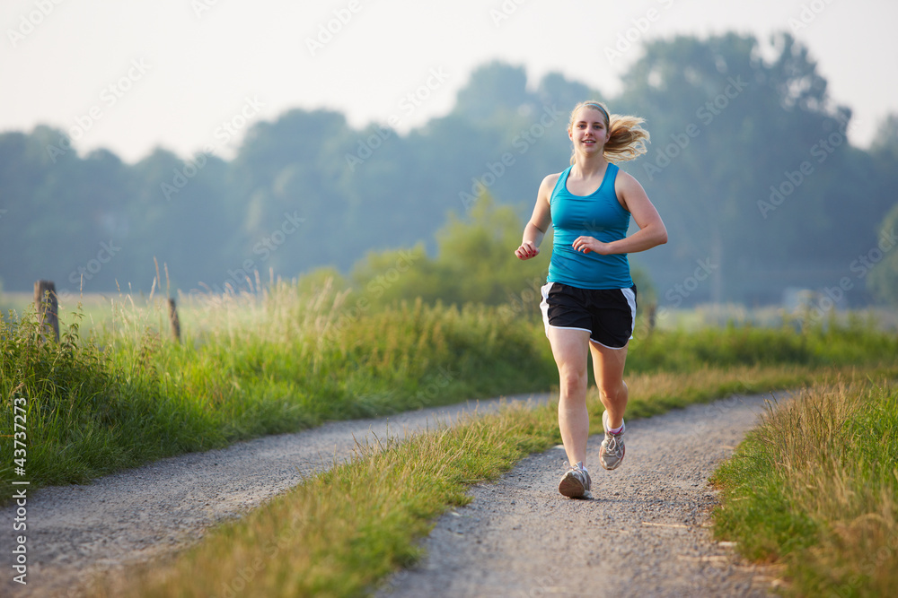 Junge Frau joggt