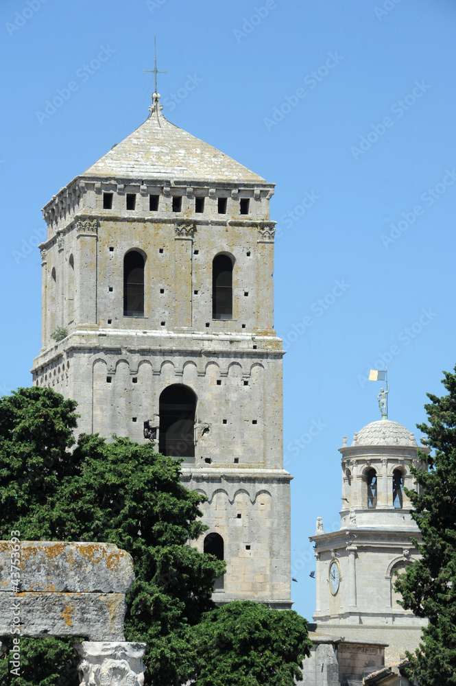 Fototapeta premium Torre della chiesa di Saint Trophime ad Arles, Francia